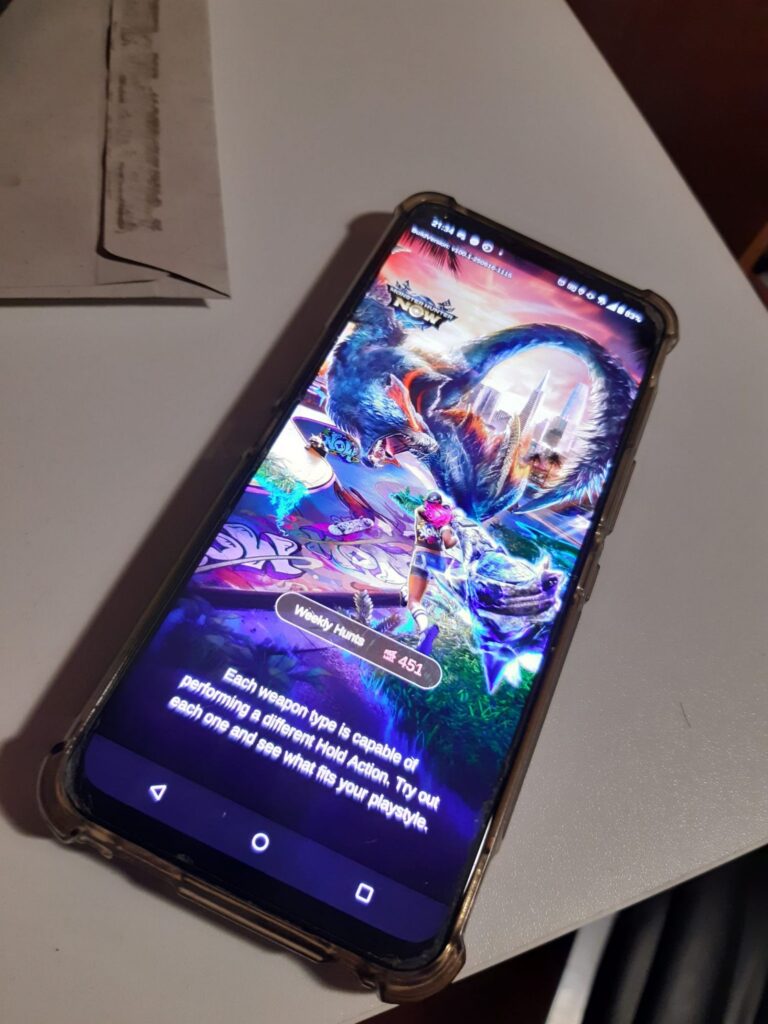 Zdjęcie przedstawiające telefon z właczoną grą Monster Hunter Now