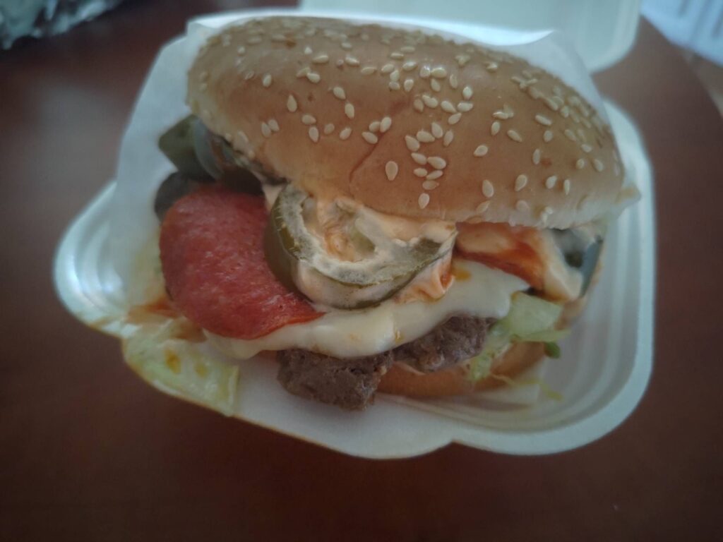 Burger "Szatan" z QC's Chicken Burger