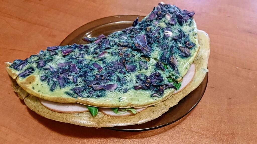 Zdjęcie przedstawiające Okonomiyaki - omlet z dodatkiem (w tym przypadku) czerwonej kapusty