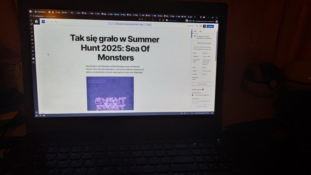 Zdjęcie przedstawiające włączonego w nocy laptopa, na którym włączony jest edytor wpisów WordPressa