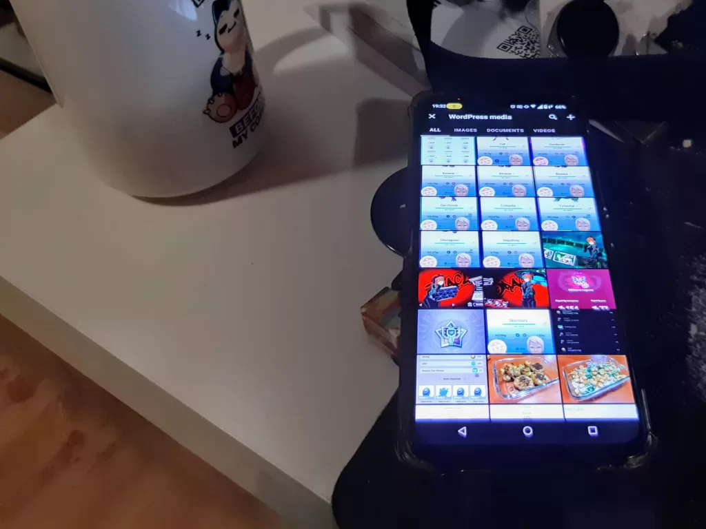 Telefon z włączoną aplikacją do obsługi WordPressa