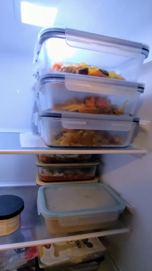 Zdjęcie pudełek w lodówce