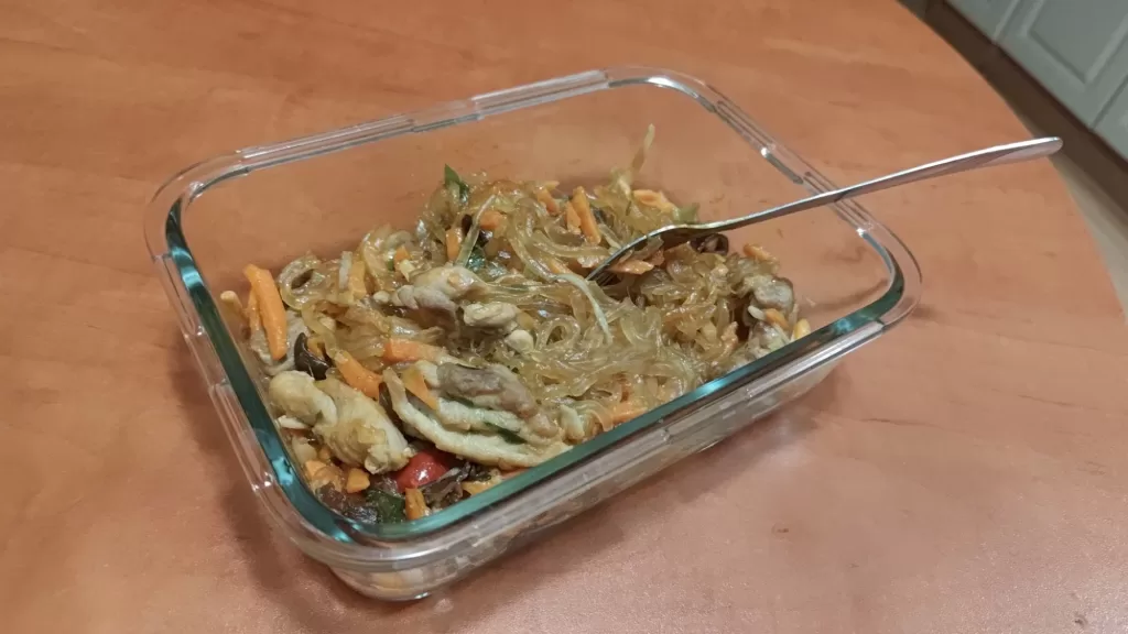 Makaron azjatycki z warzywami i kurczakiem