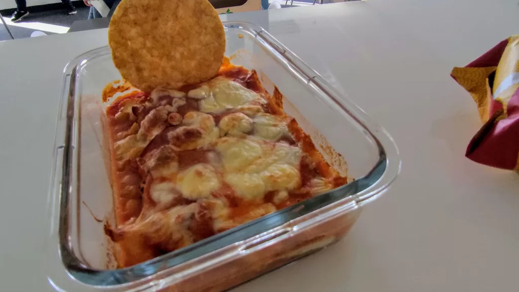 Ciecierzyca zapiekana w sosie pomidorowym z dodatkiem szynki i sera