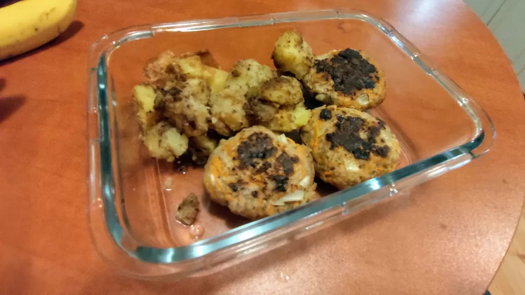 Kotlety mielone z pieczonymi ziemniakami