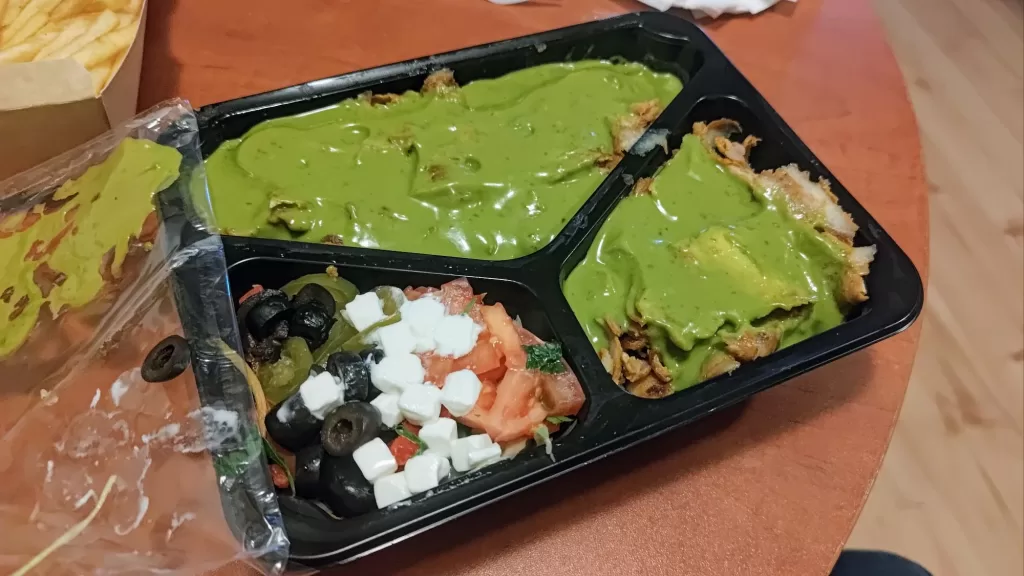 Mega Talerz z lokalu Takeout z własnej produkcji ostrym sosem na bazie jalapeno