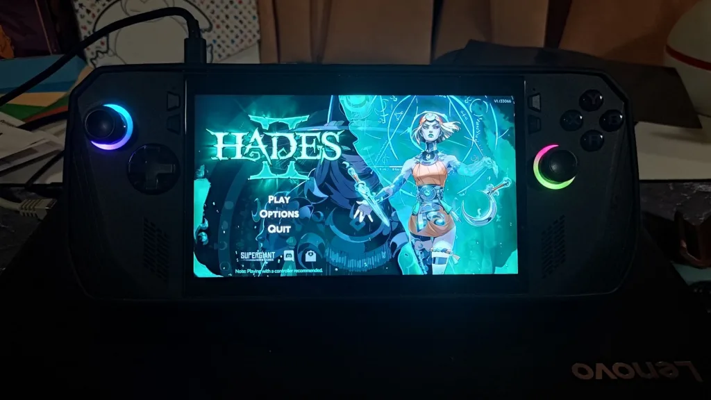 Zdjęcie Asus ROG Ally X z włączoną grą Hades 2