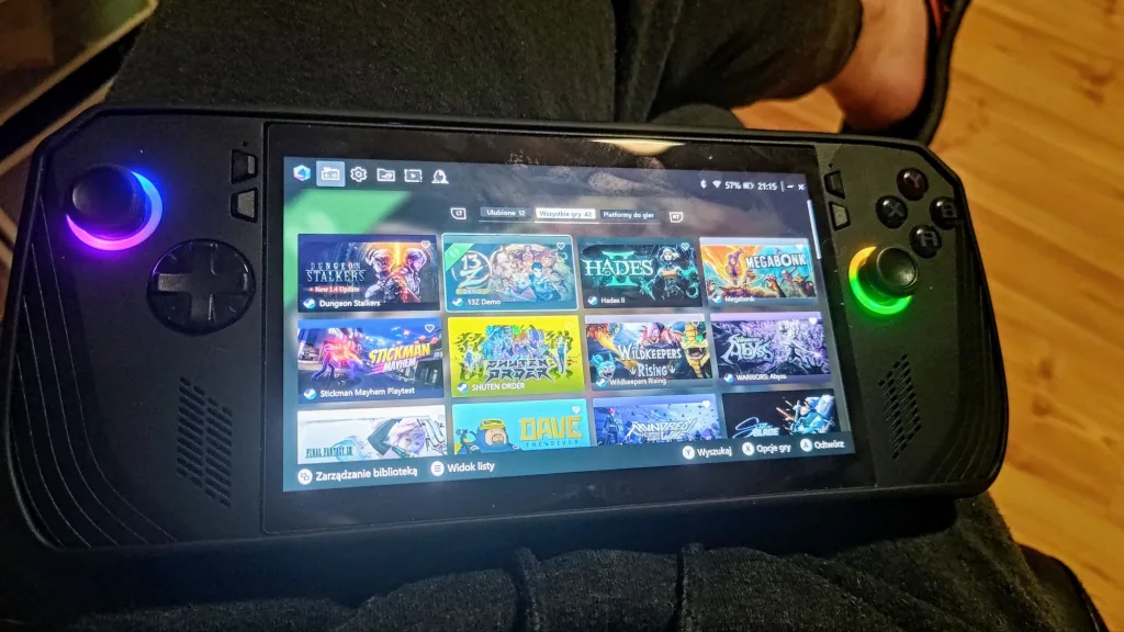 Asus ROG Ally X z odpalonym launcherem z grami