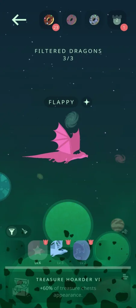 Różowy, stylizowany smok lecący na tle kosmosu z interfejsem gry mobilnej Flappy Dragon.