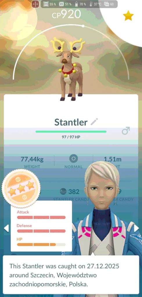 Pokemon Stantler z bożonarodzeniowymi dzwoneczkami na ekranie oceny statystyk 3-gwiazdkowych w Pokemon GO.