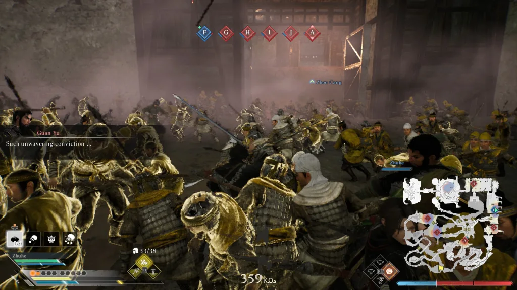Bitwa w Dynasty Warriors: Origins, żołnierze w zbrojach walczący mieczami i włóczniami, widok z perspektywy gracza.