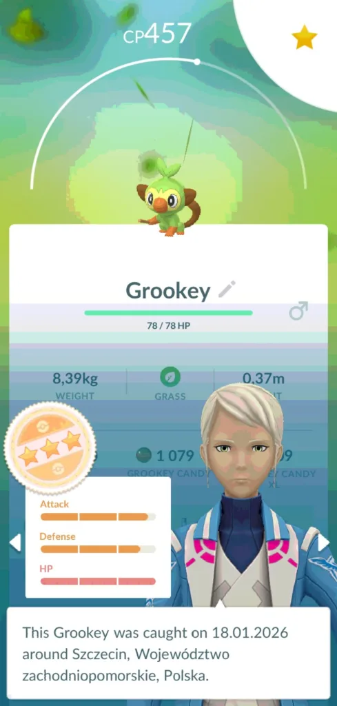 Postać Grookey z Pokemon GO z widocznymi statystykami CP 457, wagą 8,39kg, wzrostem 0,37m oraz paskami ataku, obrony i HP.
