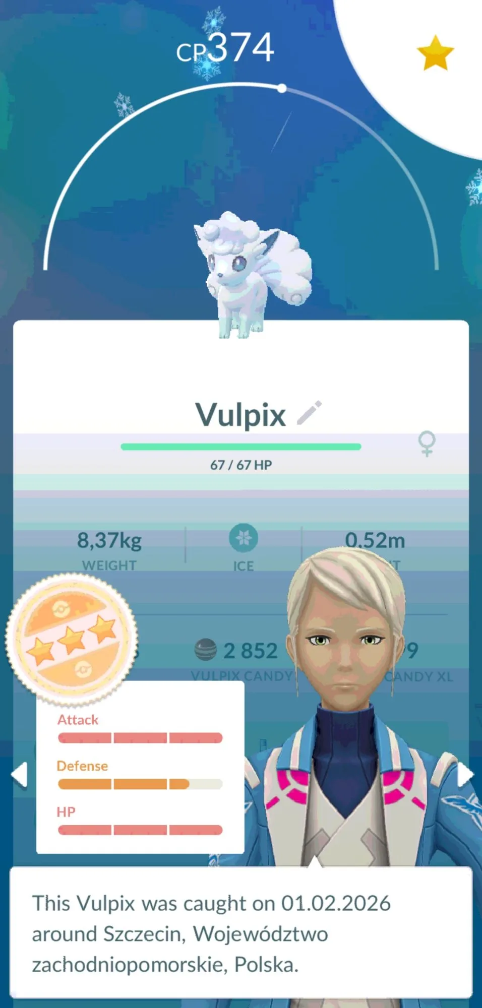Postać Vulpix z gry komputerowej Pokémon GO z CP 374 i statystykami