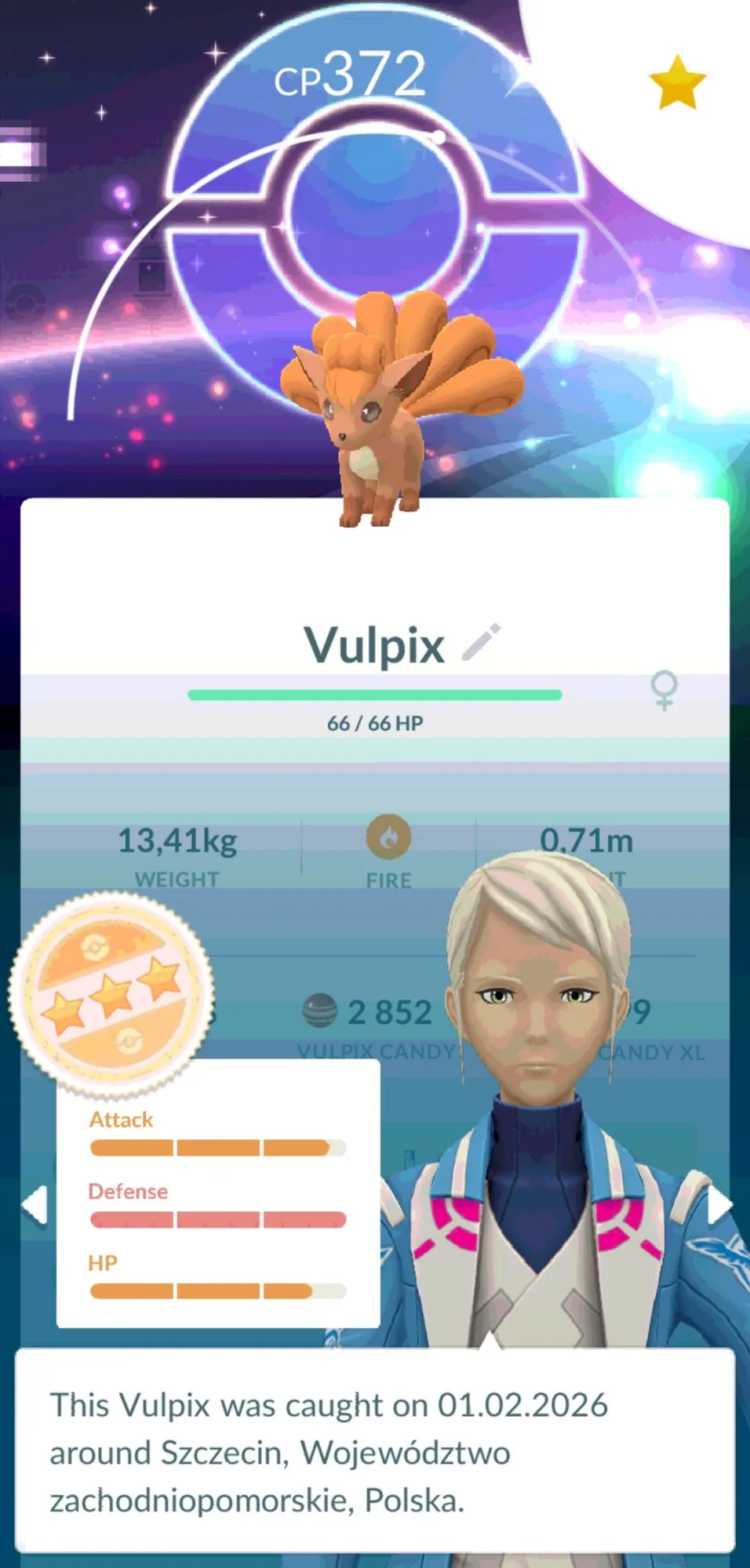 Gra komputerowa Pokémon GO z widocznym stworkiem Vulpix o CP 372, jego statystykami i informacją o złapaniu w Polsce.