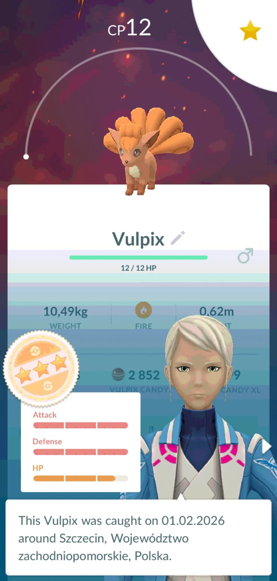Postać Vulpix z gry komputerowej Pokémon GO z widocznymi statystykami i informacją o złapaniu.