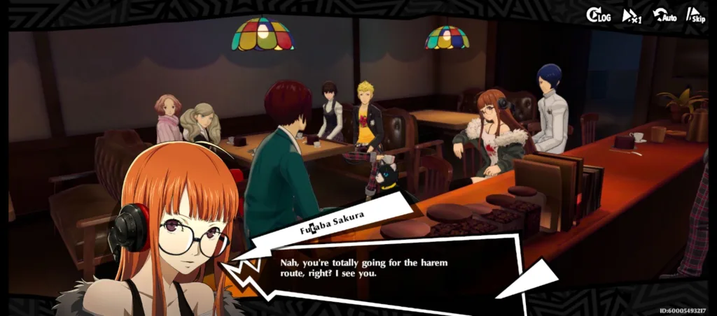 Futaba Sakura z okularami i słuchawkami na uszach siedzi przy stole w kawiarni, rozmawiając z innymi postaciami.