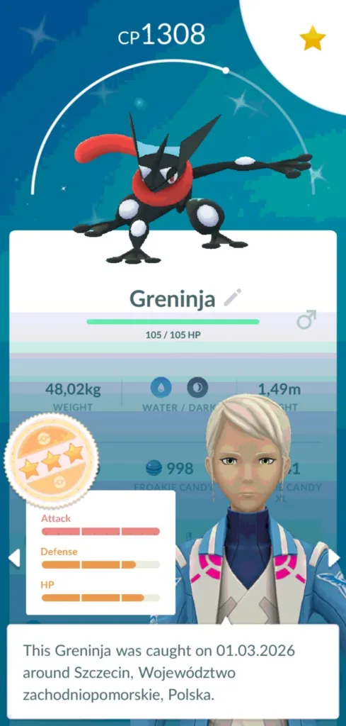 Greninja, Pokémon z gry mobilnej, z czerwonym szalikiem i czarnym ciałem, na niebieskim tle z gwiazdami.