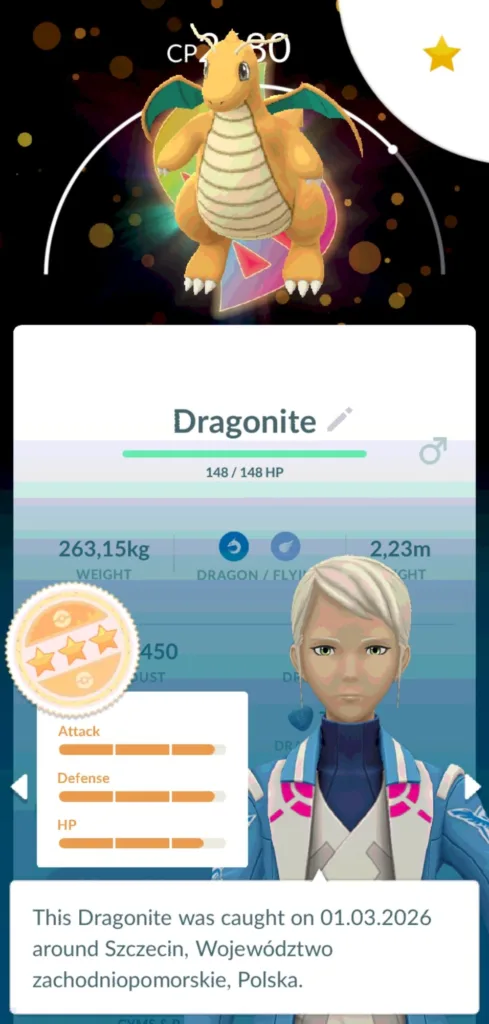 Smoczy Pokémon Dragonite z zielonymi skrzydłami i pomarańczowym ciałem, z widocznymi statystykami i datą złapania.