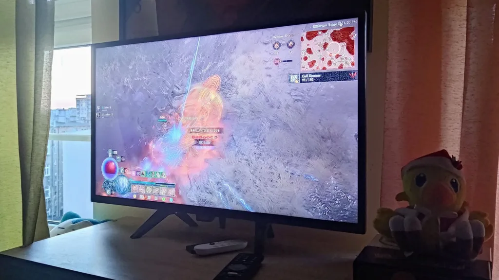 Ekran telewizora wyświetlający grę Diablo 4 z postaciami i efektami wizualnymi.