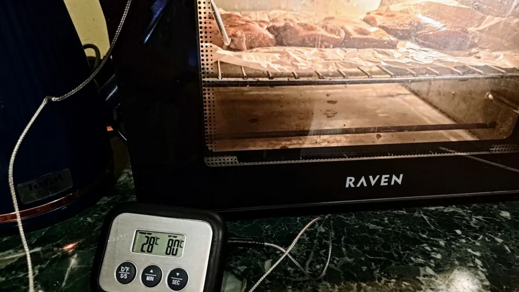 Mięso pieczone w piekarniku Raven z termometrem kuchennym