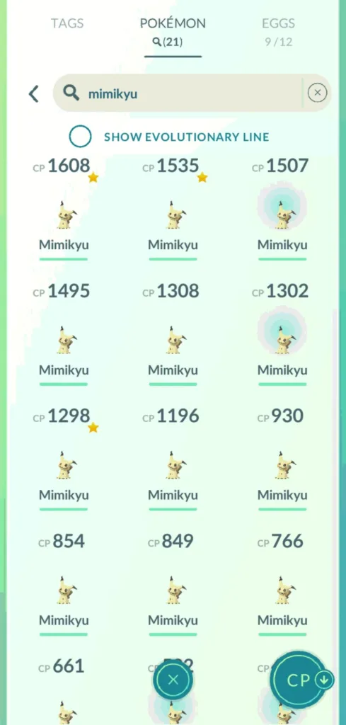 Ekran gry Pokemon GO z widocznymi wieloma postaciami Mimikyu o różnym CP.