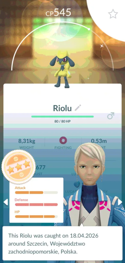 Postać Riolu z gry Pokemon GO z widocznymi statystykami i informacją o złapaniu.