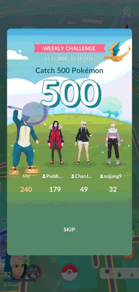 Cztery postacie z gry Pokemon Go stoją na tle krajobrazu z chmurami i latającym Charizardem.