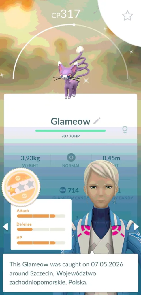 Fioletowy Pokemon Glameow z zakręconym ogonem i puszystymi końcówkami, stojący na tle gry Pokemon Go.