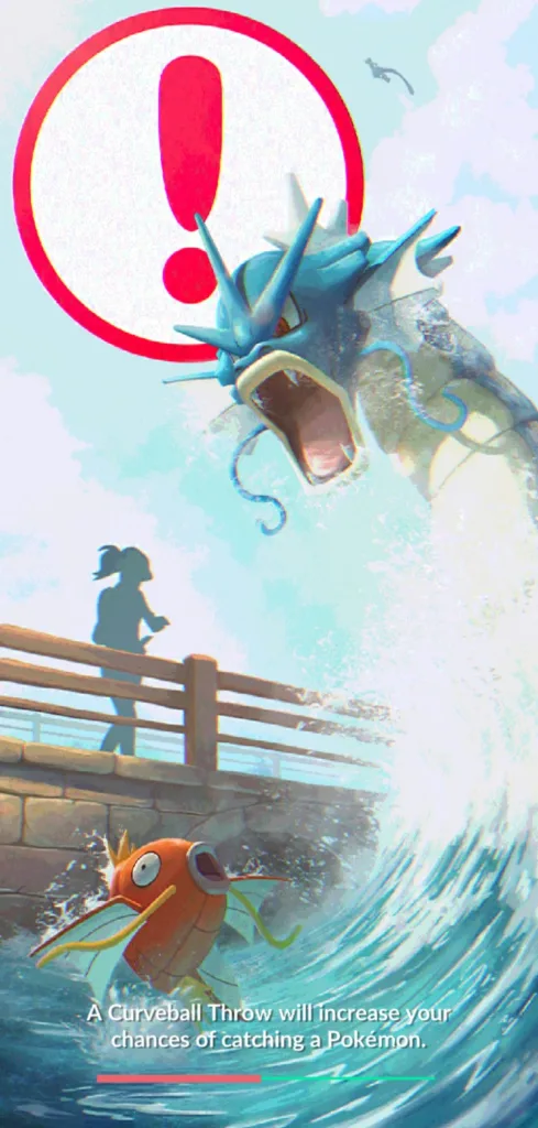 Wielki niebieski Gyarados atakuje z wody, a obok niego płynie mały Magikarp. W tle widać sylwetkę osoby na moście i czerwony znak wykrzyknika.