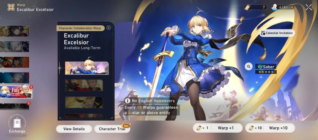 Postać Saber z gry Fate/Grand Order w niebieskiej sukience trzymająca miecz Excalibur na tle złotych fal i miasta.