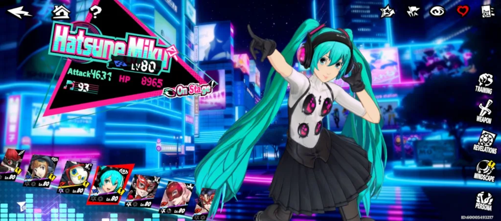 Postać Hatsune Miku w stroju scenicznym, z długimi turkusowymi warkoczami i słuchawkami na uszach, stoi na tle neonowego miasta.