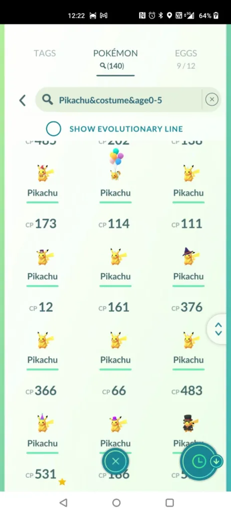 Widok ekranu gry mobilnej Pokemon GO pokazujący listę Pokemonów Pikachu w różnych strojach i z różnymi wartościami CP.