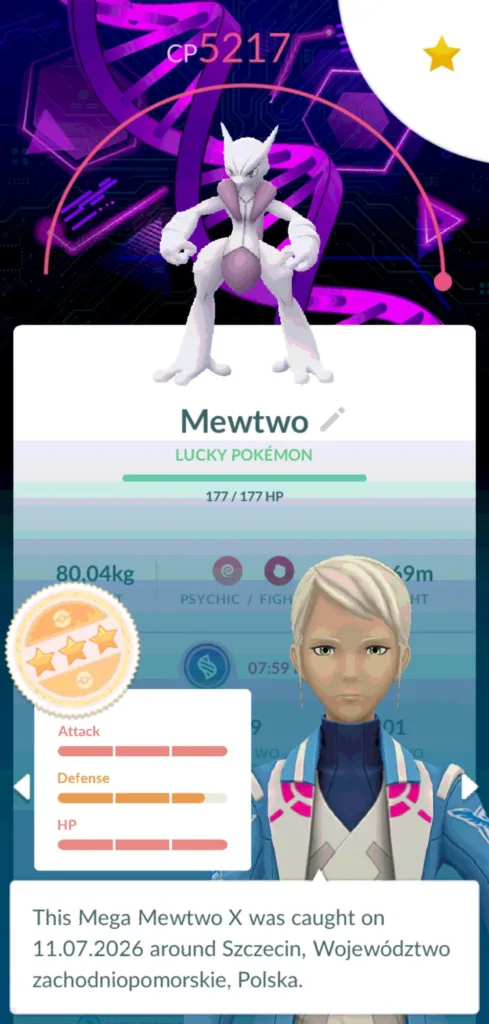 Postać Mewtwo z gry Pokemon GO z widocznymi statystykami i informacjami o złapaniu.