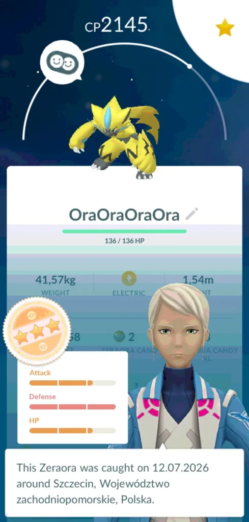 Żółty Pokémon Zeraora z niebieskimi akcentami, stojący w pozie bojowej.