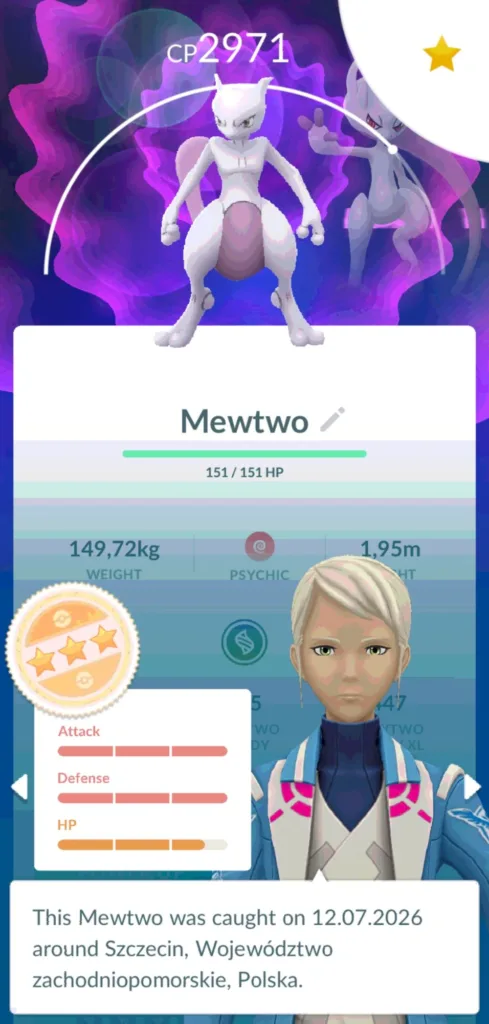 Postać Mewtwo z gry Pokemon GO z widocznymi statystykami i informacją o złapaniu.