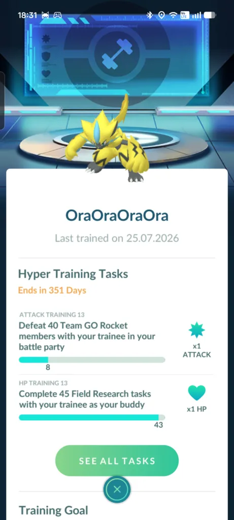 Żółty, elektryczny Pokémon o imieniu Zeraora stoi na okrągłej platformie w futurystycznym pomieszczeniu.