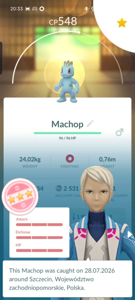Niebieski Pokemon Machop z CP 548, z paskami statystyk i informacją o złapaniu w Szczecinie.