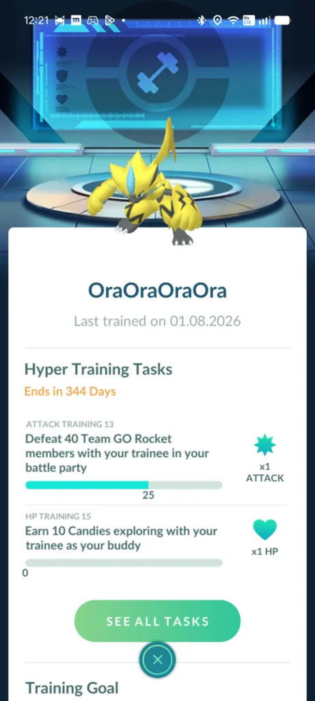 Żółty, elektryczny potwór z gry Pokémon GO, Zeraora, stoi na platformie w futurystycznym pomieszczeniu.
