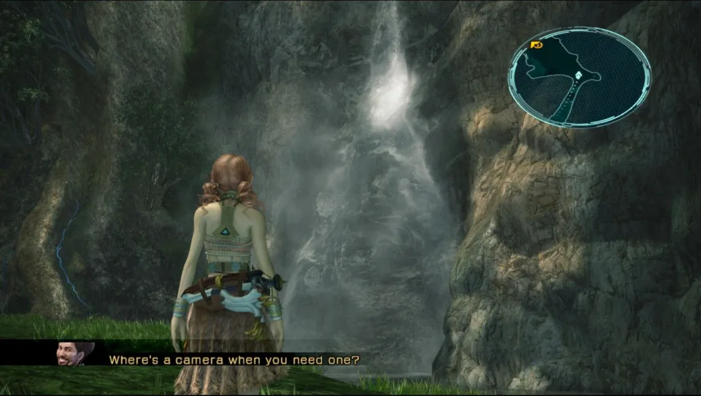 Kobieta z rudymi włosami w stroju fantasy stoi przed wodospadem w grze Final Fantasy XIII.