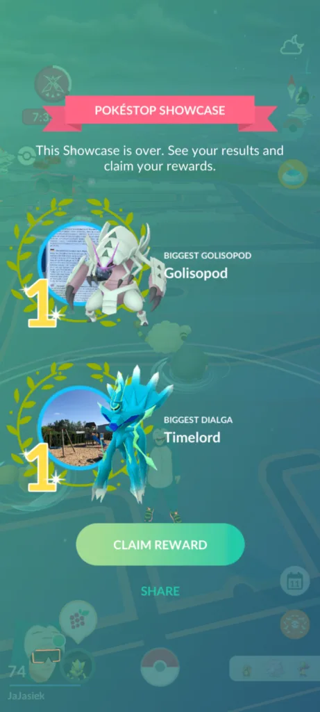 Obraz z gry Pokemon Go przedstawiający dwa pokemony zajmujące pierwsze miejsce w konkursie Pokemon Showcase.