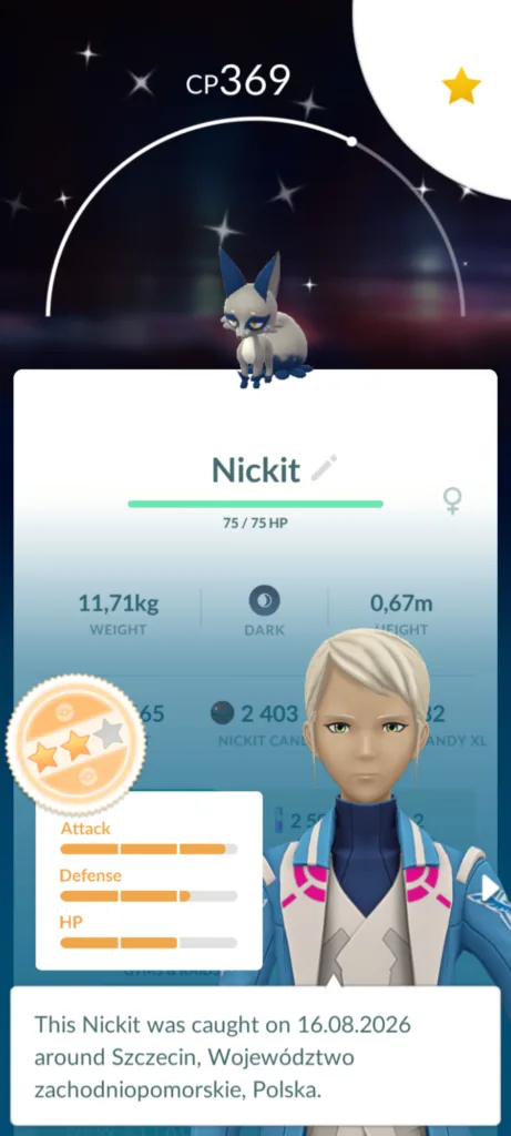 Szary pokemon o imieniu Nickit z niebieskimi uszami, wyświetlany w grze