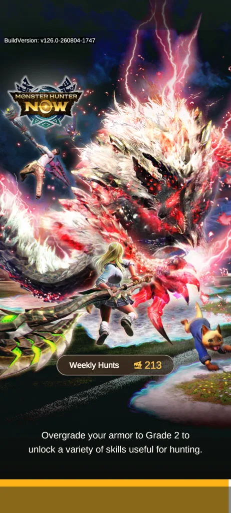 Dwie postacie z gry komputerowej Monster Hunter Now walczą z gigantycznym potworem na tle burzy z piorunami.