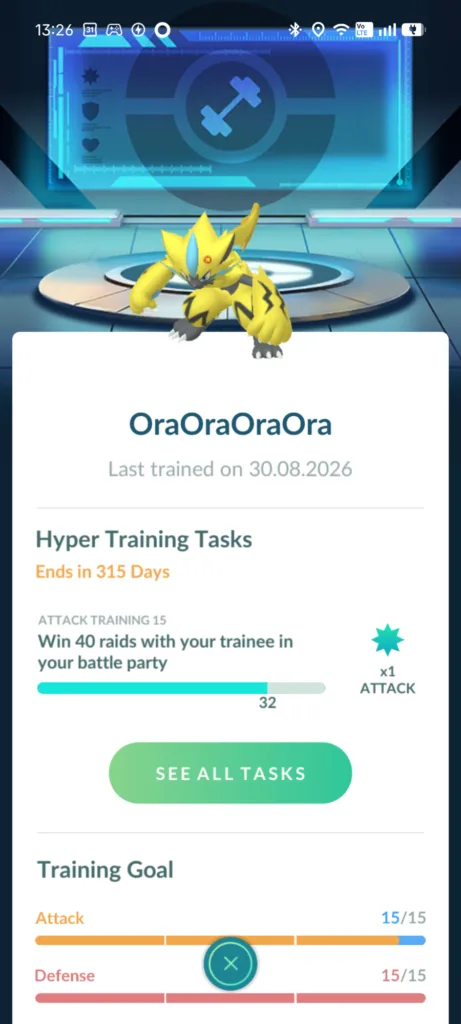Żółto-niebieski Pokémon Zeraora stoi na okrągłej platformie w centrum ekranu. Za nim widać ekran z ikoną sztangi.