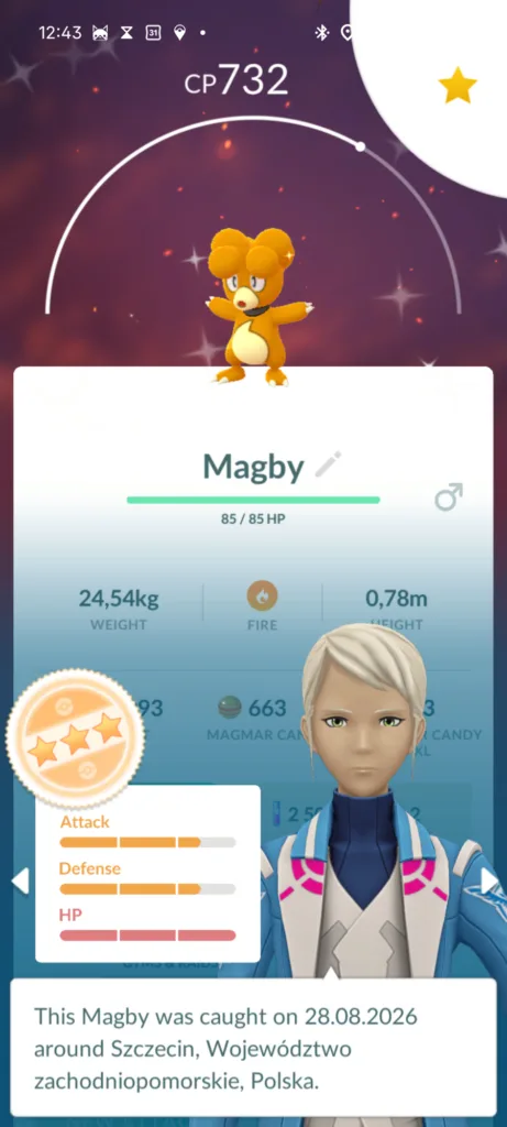 Pomarańczowy, mały Pokemon typu ognistego z wąskim czarnym obrożą na szyi, wygląda jak niedźwiadek.