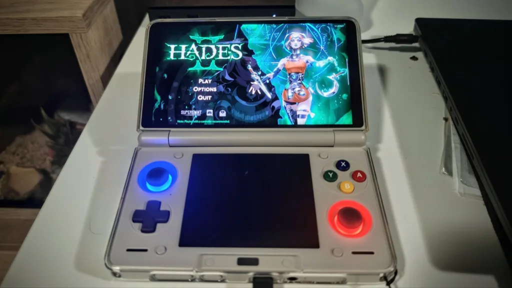 Gra Hades II na ekranie konsoli AYN Thor z widocznym menu głównym.