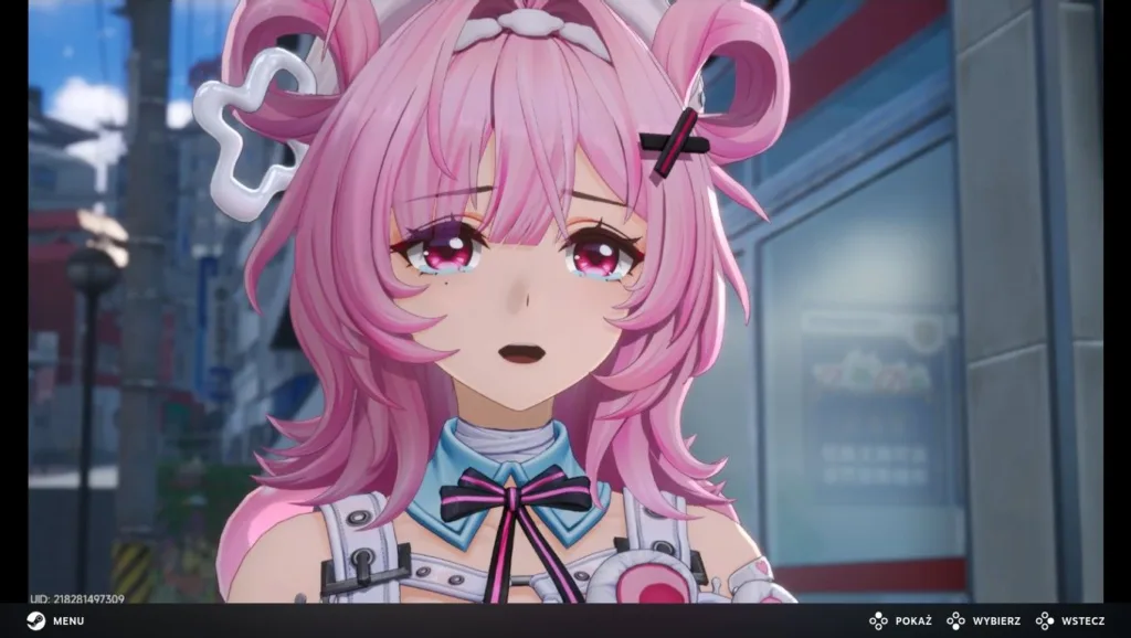 Zbliżenie na postać anime z różowymi włosami, dużą kokardą na szyi i niebieskim kołnierzykiem.