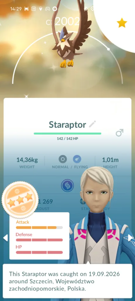 Zrzut ekranu z gry Pokémon GO przedstawiający statystyki i oceny Pokémona o nazwie Staraptor przez postać Blanche.