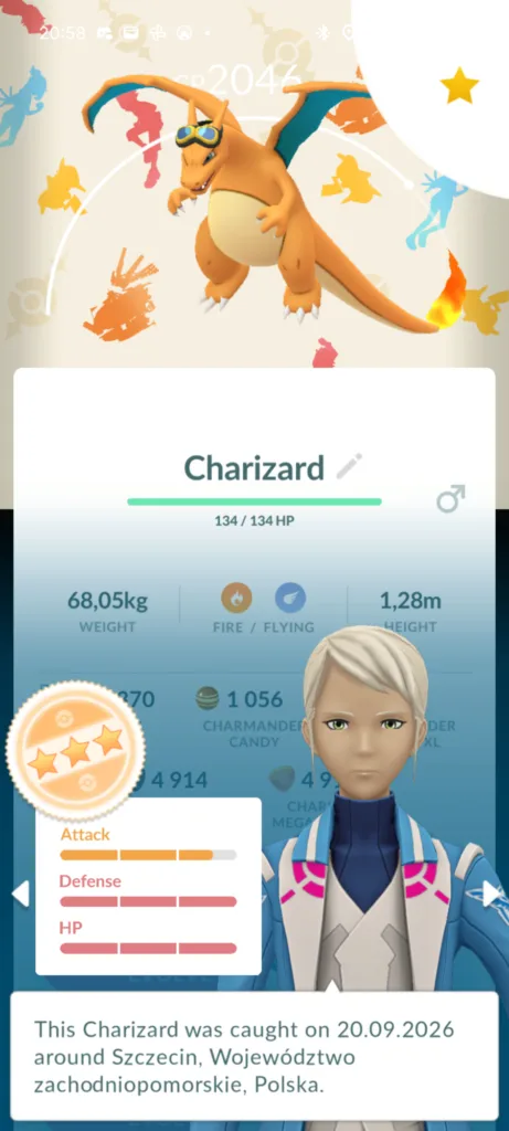 Zrzut ekranu z gry Pokémon GO przedstawiający statystyki Charizarda z oceną trenera.