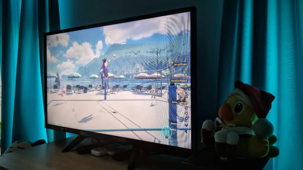 Telewizor z uruchomioną grą Neverness To Everness. Z boku znajduje się maskotka Chocobo z serii Final Fantasy