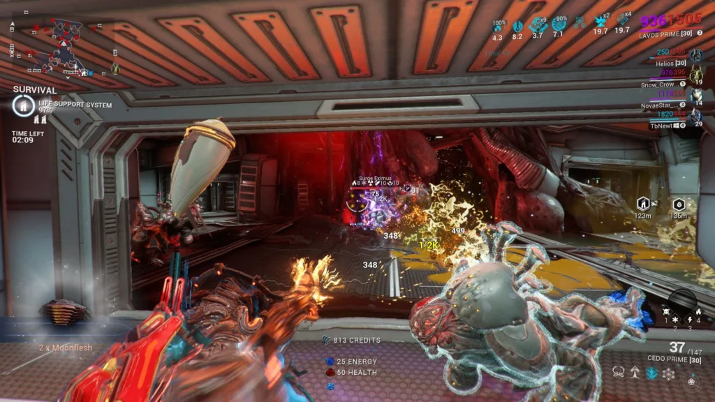 Zrzut ekranu z gry Warframe przedstawiający rozgrywkę w trybie Survival z perspektywy pierwszej osoby, widoczne interfejs gracza oraz postać walczącą z przeciwnikami.
